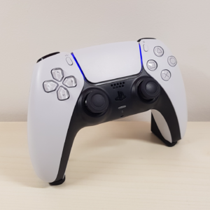 3D tlačený čierny stojan na PS5 ovládač – prázdny držiak z profilu